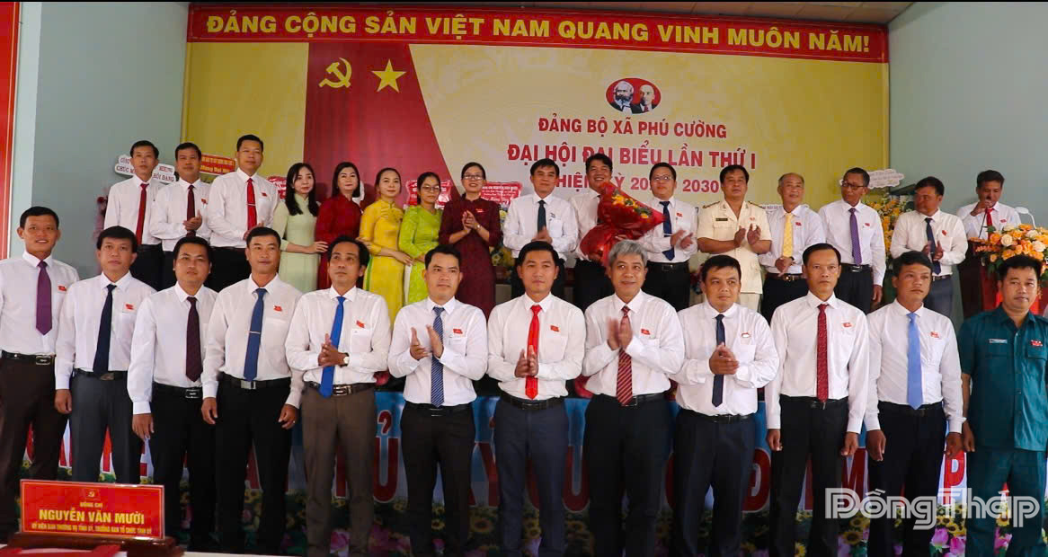 Ban Chấp hành Đảng bộ xã Phú Cường nhiệm kỳ 2025-2030 ra mắt trước Đại hội.