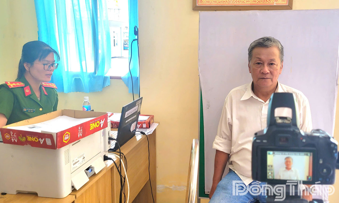 Công an phường Sa Đéc tổ chức cấp Thẻ đảng viên.