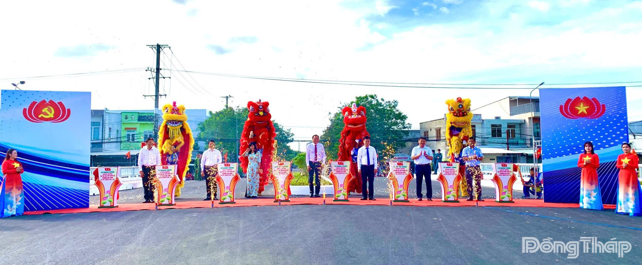 Lãnh đạo phường Cao Lãnh (tỉnh Đồng Tháp) thực hiện nghi thức cắt băng khánh thành Cầu qua kênh Hòa Đông.