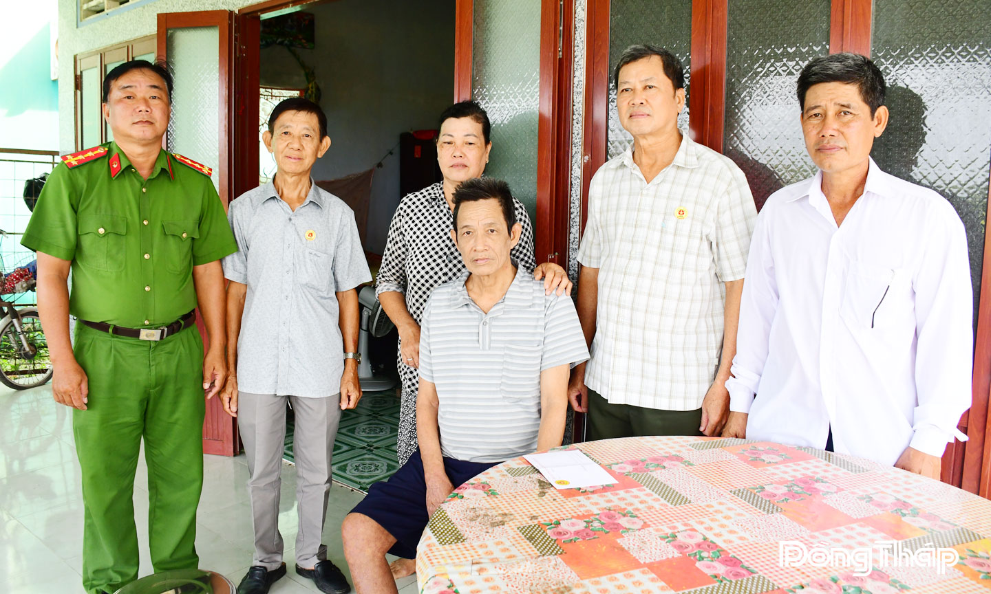  Đoàn đến thăm và tặng quà đồng chí Lê Văn Sáng, cựu cán bộ Công an huyện Gò Công Tây. Ảnh Đặng Thanh