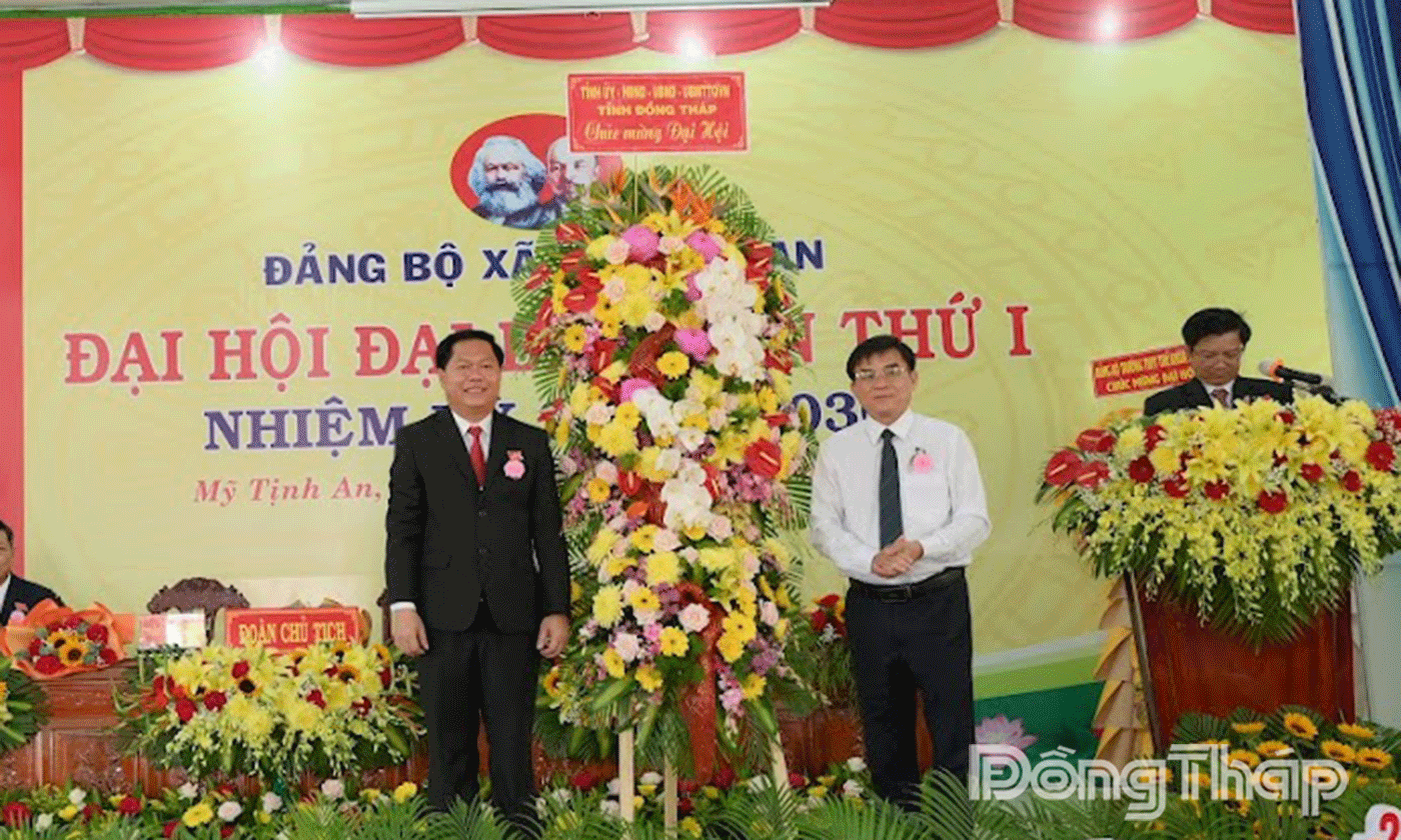 Đồng chí Nguyễn Văn Mười, Ủy viên Ban Thường vụ Tỉnh ủy, Trưởng Ban Tổ chức Tỉnh ủy tặng hoa chúc mừng Đại hội.