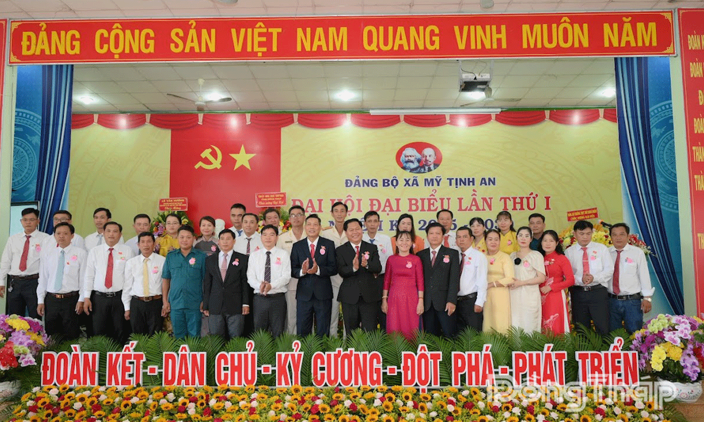 Ban Chấp hành Đảng bộ xã Mỹ Tịnh An nhiệm kỳ mới ra mắt trước Đại hội.