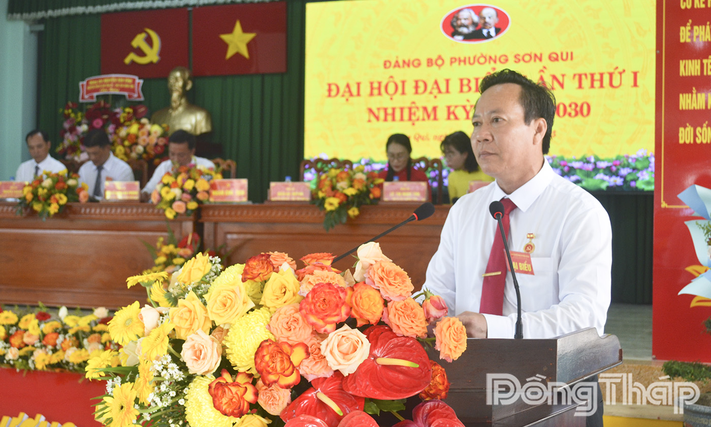 Đồng chí Giản Bá Huỳnh, Bí thư Đảng ủy, Chủ tịch HĐND phường thay mặt Đảng bộ phát biểu tại Đại hội.