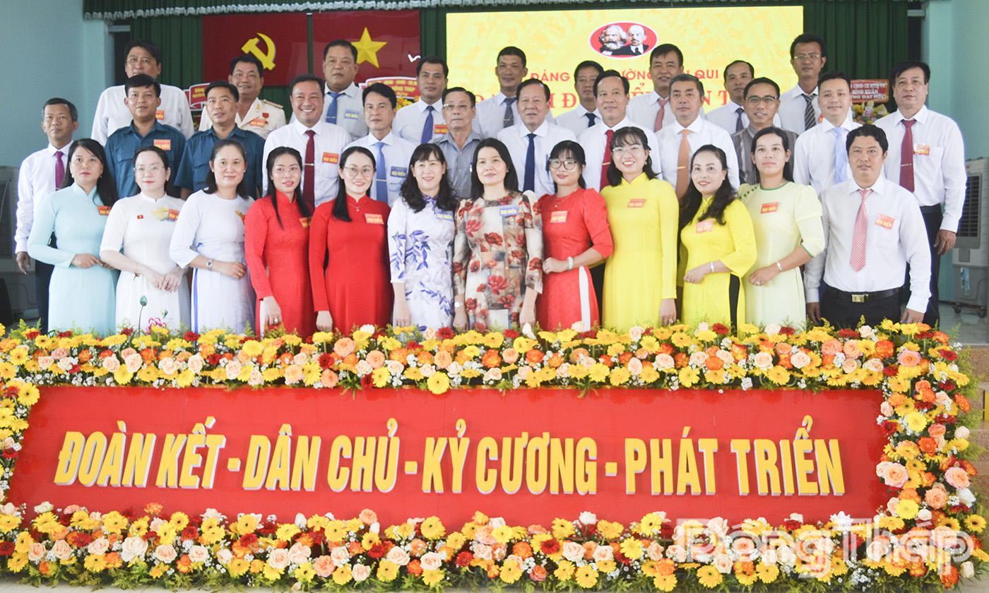 Các đại biểu tham dự Đại hội chụp ảnh lưu niệm.