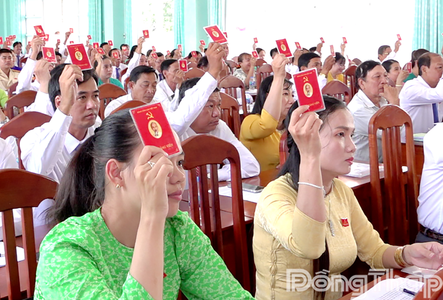Đại biểu biểu quyết thông qua một số chỉ tiêu quan trọng tại Đại hội