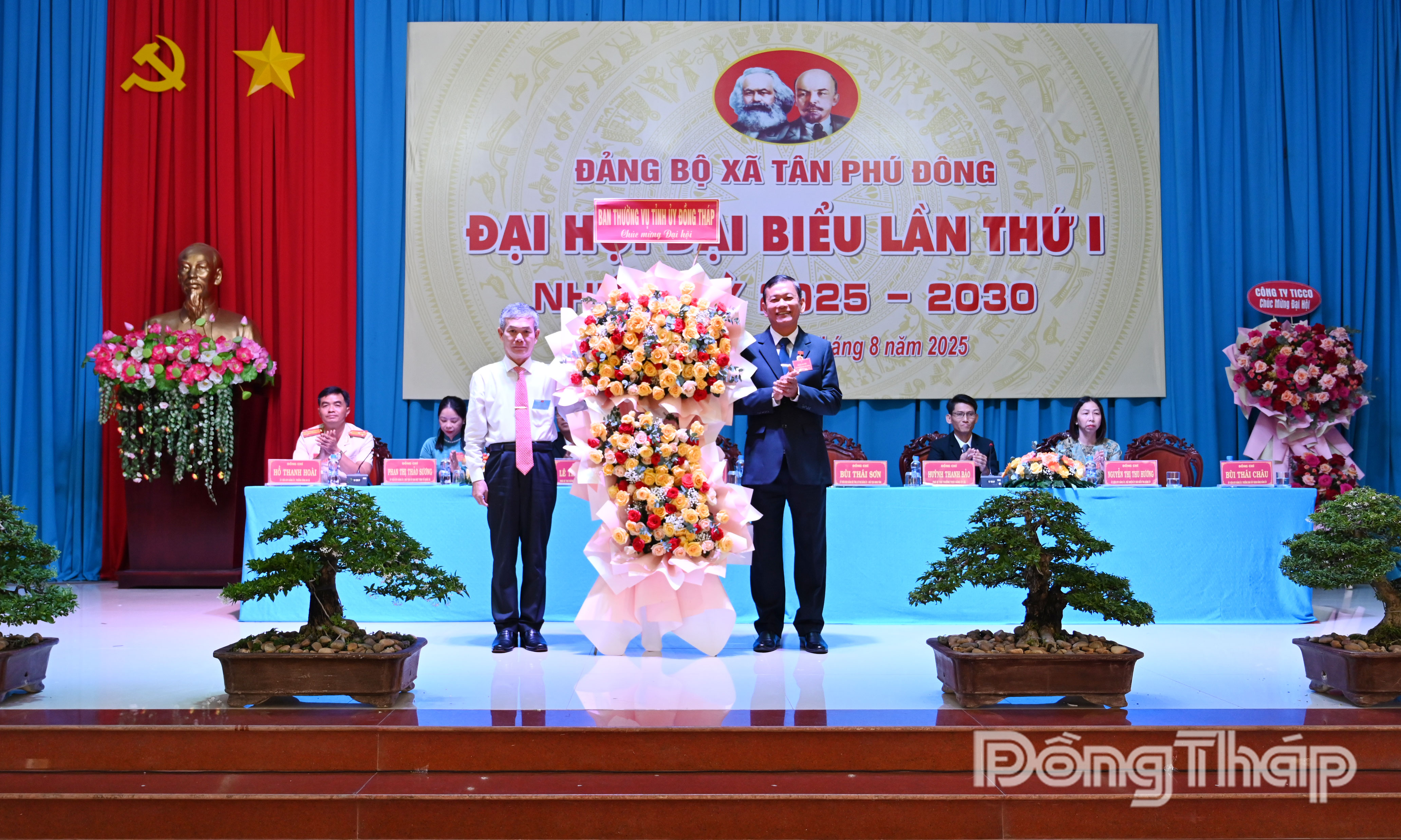 Đồng chí Đinh Văn Dũng tặng hoa chúc mừng đại hội.