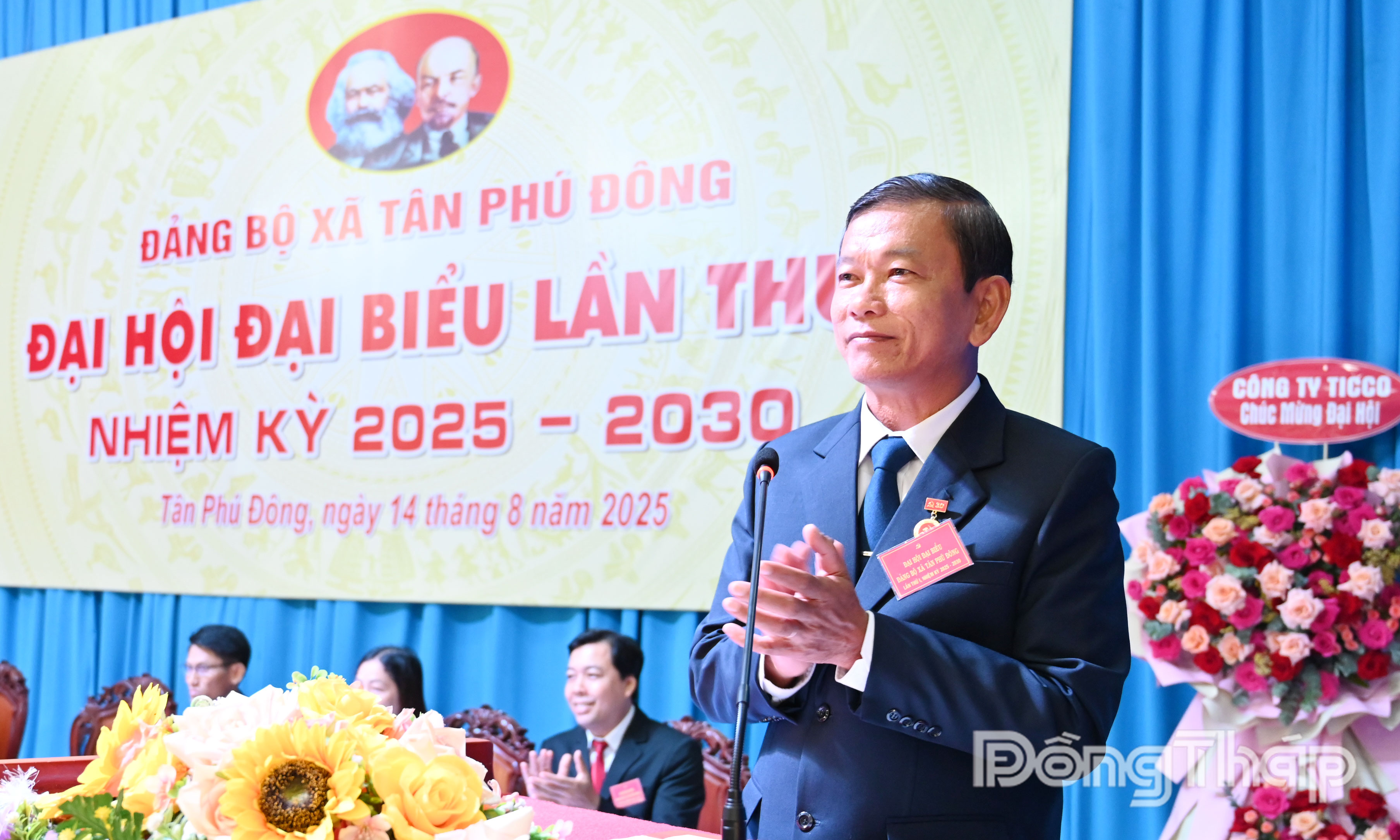 Đồng chí Bùi Thái Sơn, Bí thư Đảng uỷ xã Tân Phú Đông phát biểu tại đại hội.