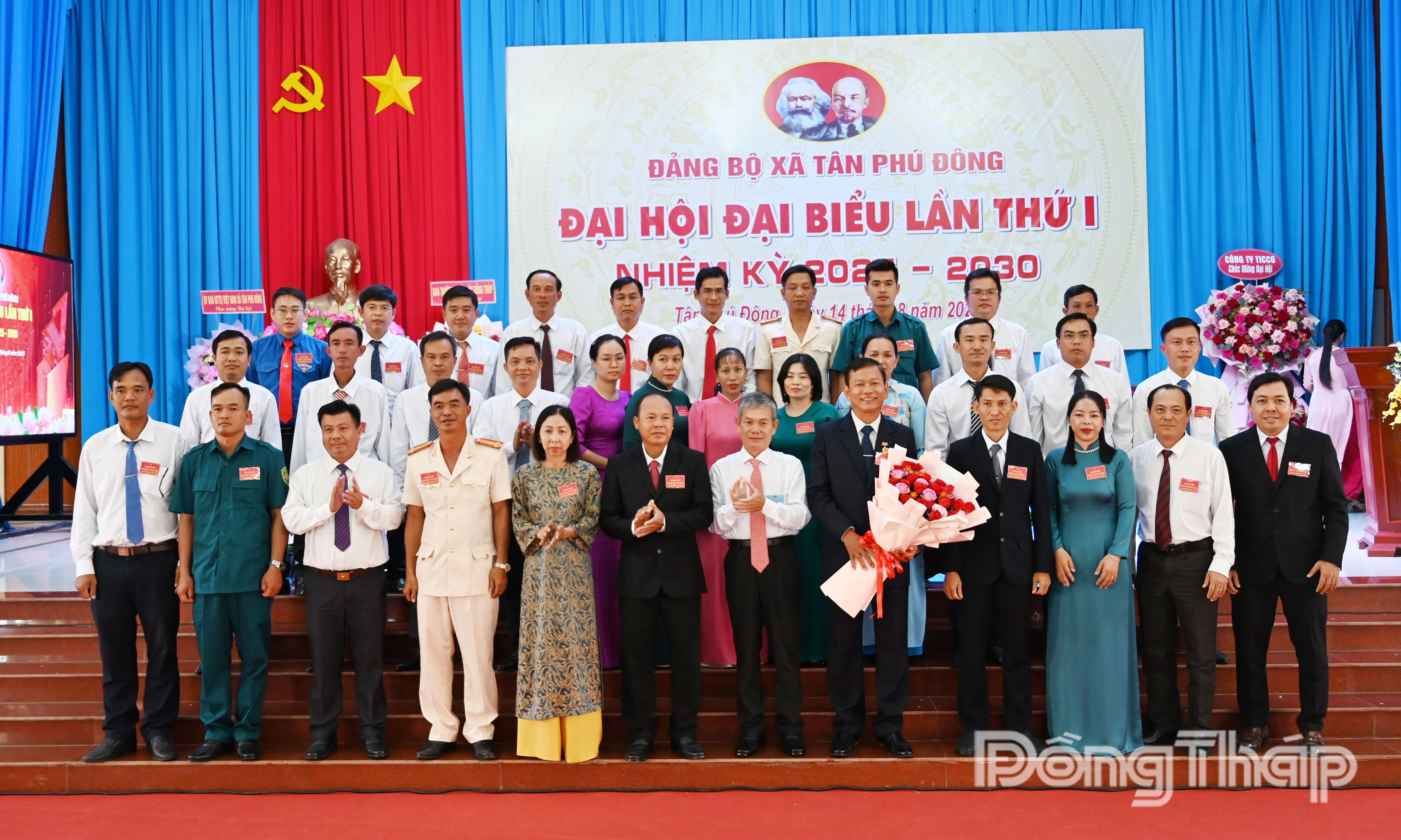 Đồng chí Đinh Văn Dũng tặng hoa Ban Chấp hành Đảng bộ xã Tân Phú Đông nhiệm kỳ 2025-2030.