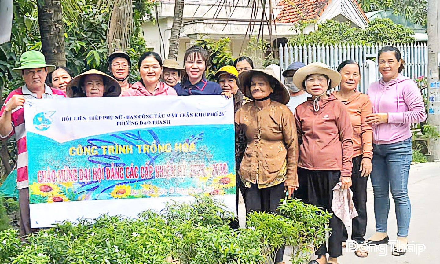 Hội Liên hiệp Phụ nữ phường Đạo Thạnh ra quân trồng hoa ven các tuyến đường chào mừng Đại hội các cấp nhiệm kỳ 2025 - 2030.