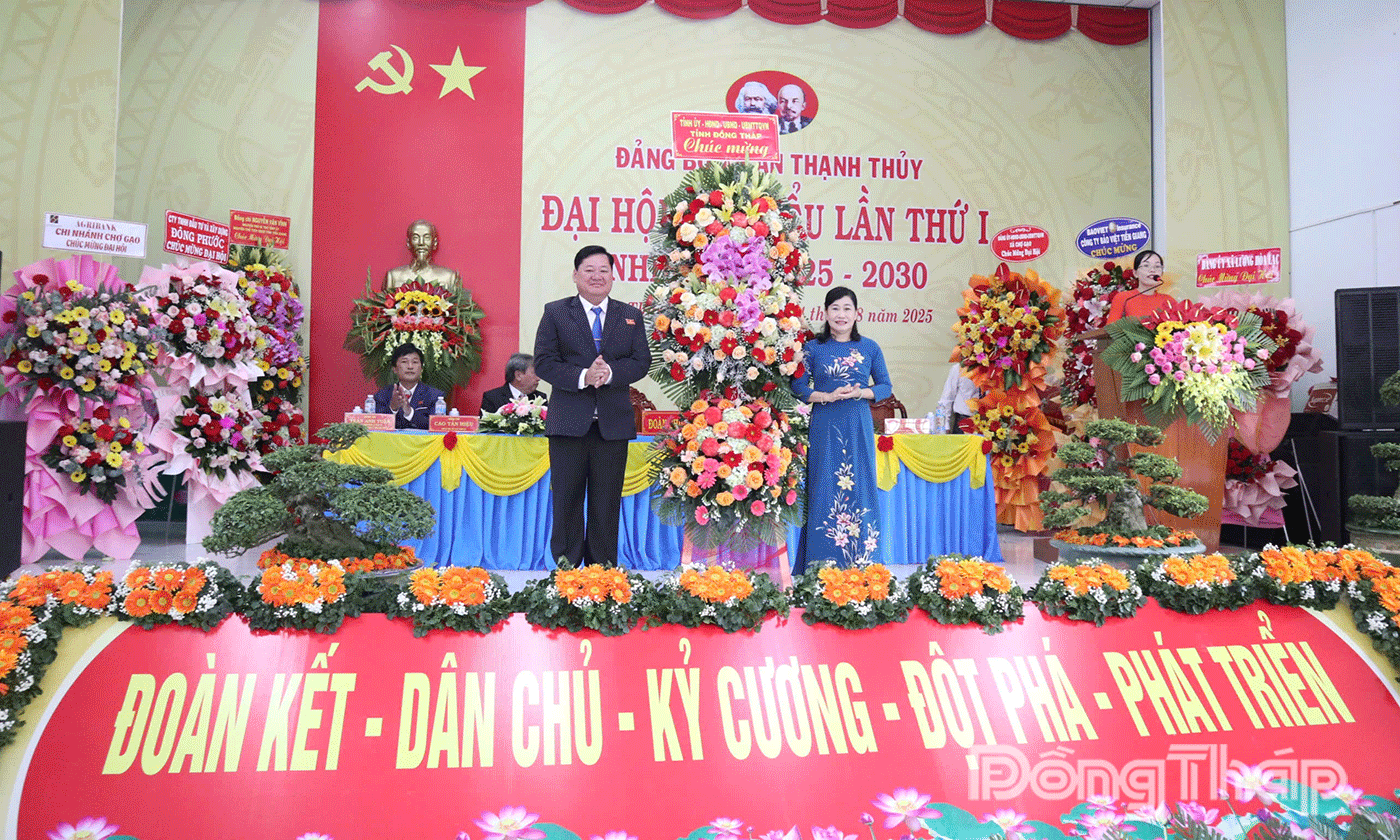 Đồng chí Châu Thị Mỹ Phương, Phó Bí thư Tỉnh ủy, Chủ tịch Hội đồng nhân dân tỉnh Đồng Tháp tặng hoa chúc mừng Đại hội.