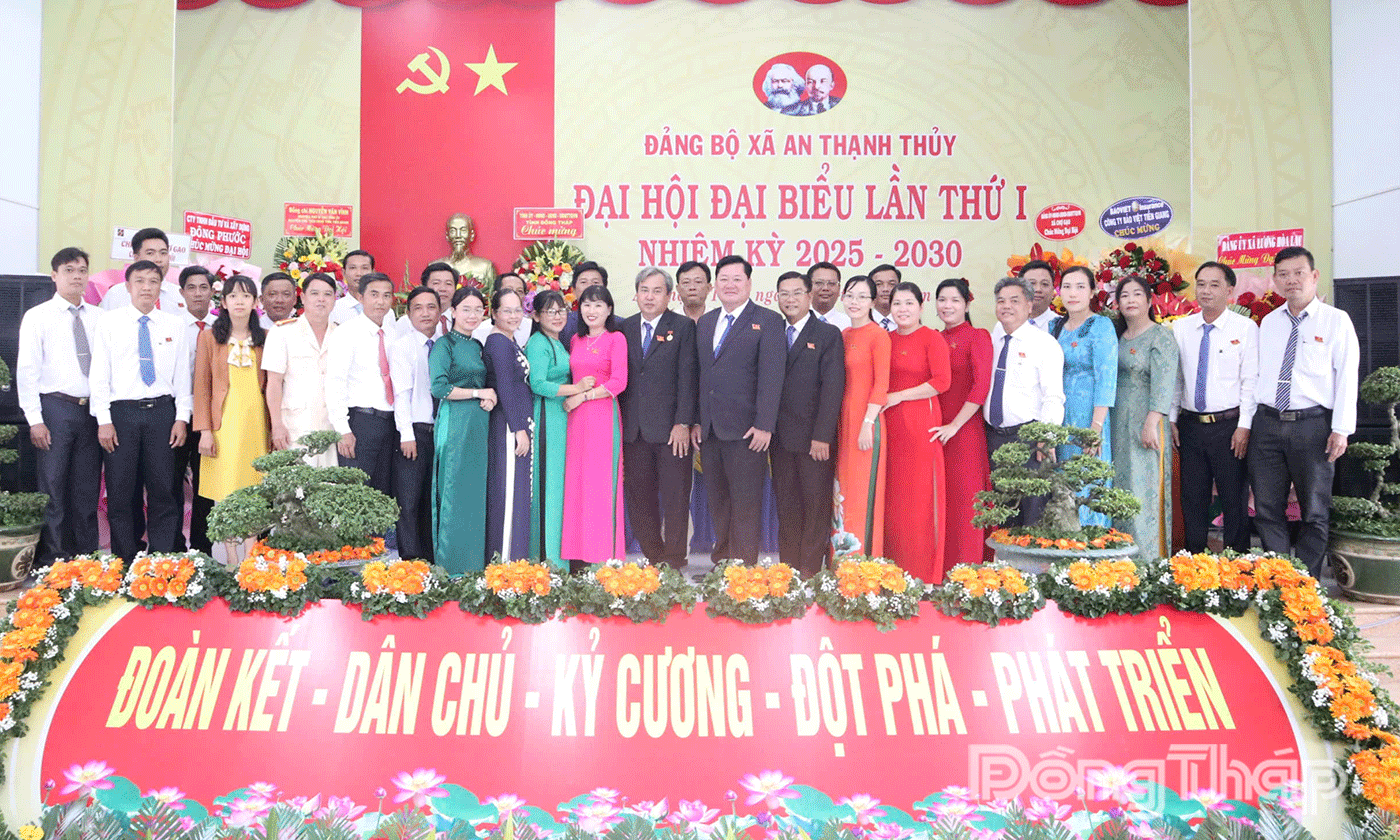 Ban Chấp hành Đảng bộ xã An Thạnh Thuỷ nhiệm kỳ mới ra mắt tại Đại hội.