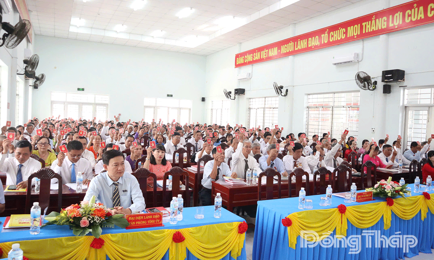 Đại biểu biểu quyết thông qua các chỉ tiêu nhiệm kỳ 2025-2030.