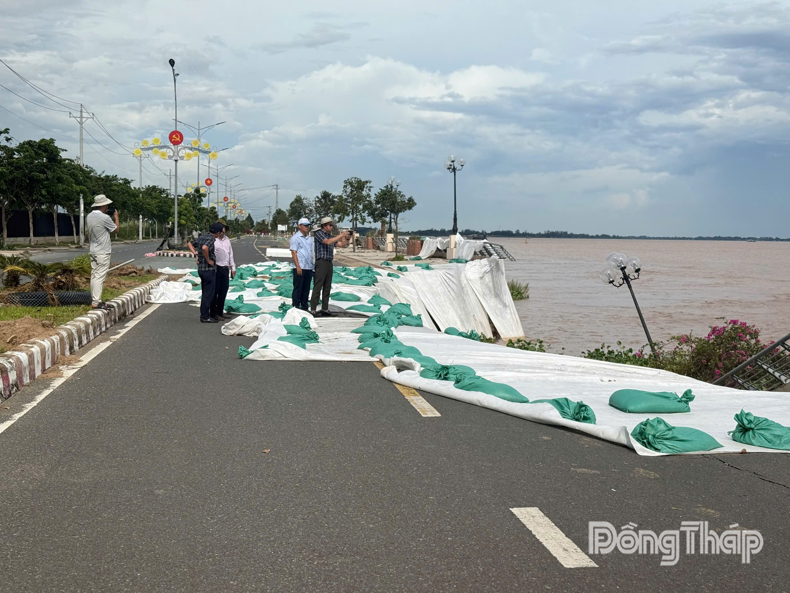 Đoàn khảo sát của tỉnh Đồng Tháp khảo sát thực tế điểm sạt lở.