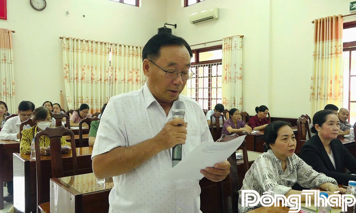 Đại biểu dự hội nghị góp ý cho văn kiện