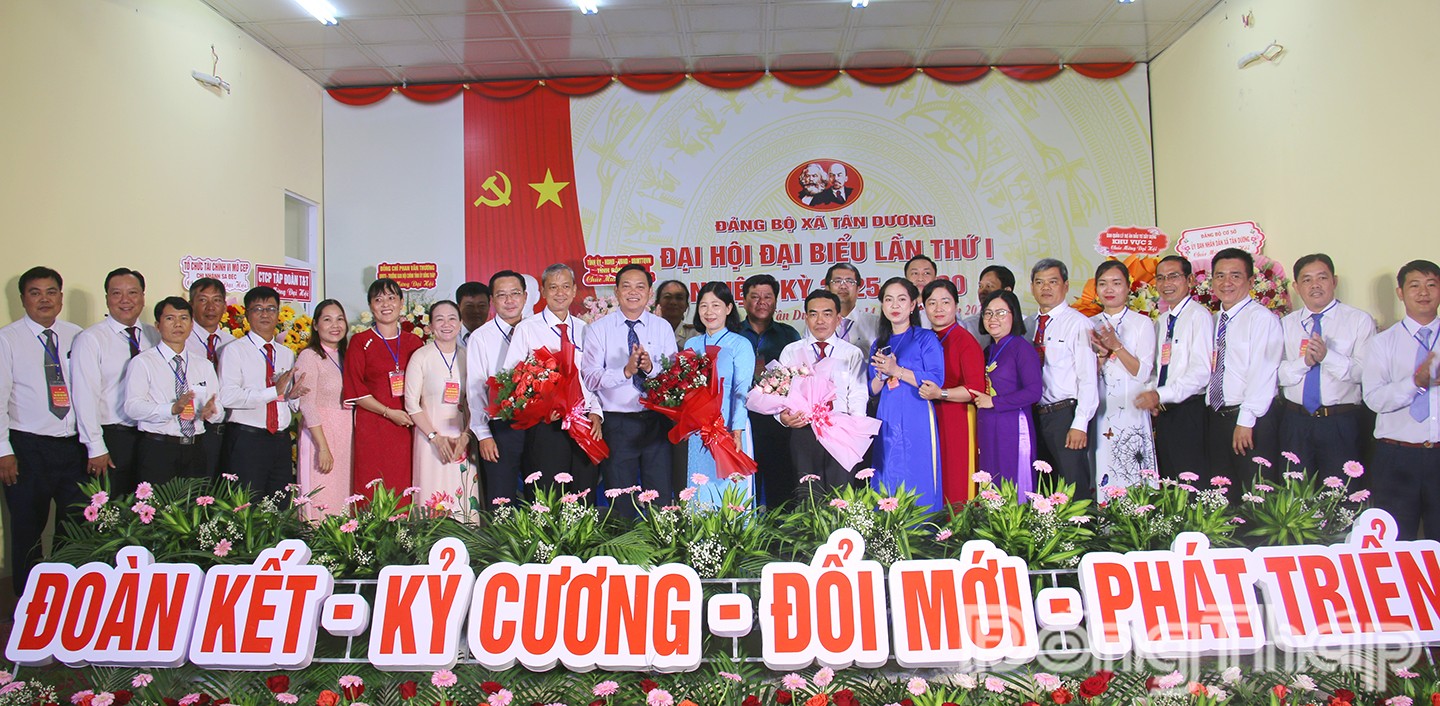 Đại tá Phạm Văn Thanh - Ủy viên Ban Thường vụ Tỉnh ủy, Chỉ huy trưởng Bộ Chỉ huy quân sự tỉnh Đồng Tháp tặng hoa chúc mừng Ban Chấp hành Đảng bộ xã Tân Dương nhiệm kỳ 2025 - 2030