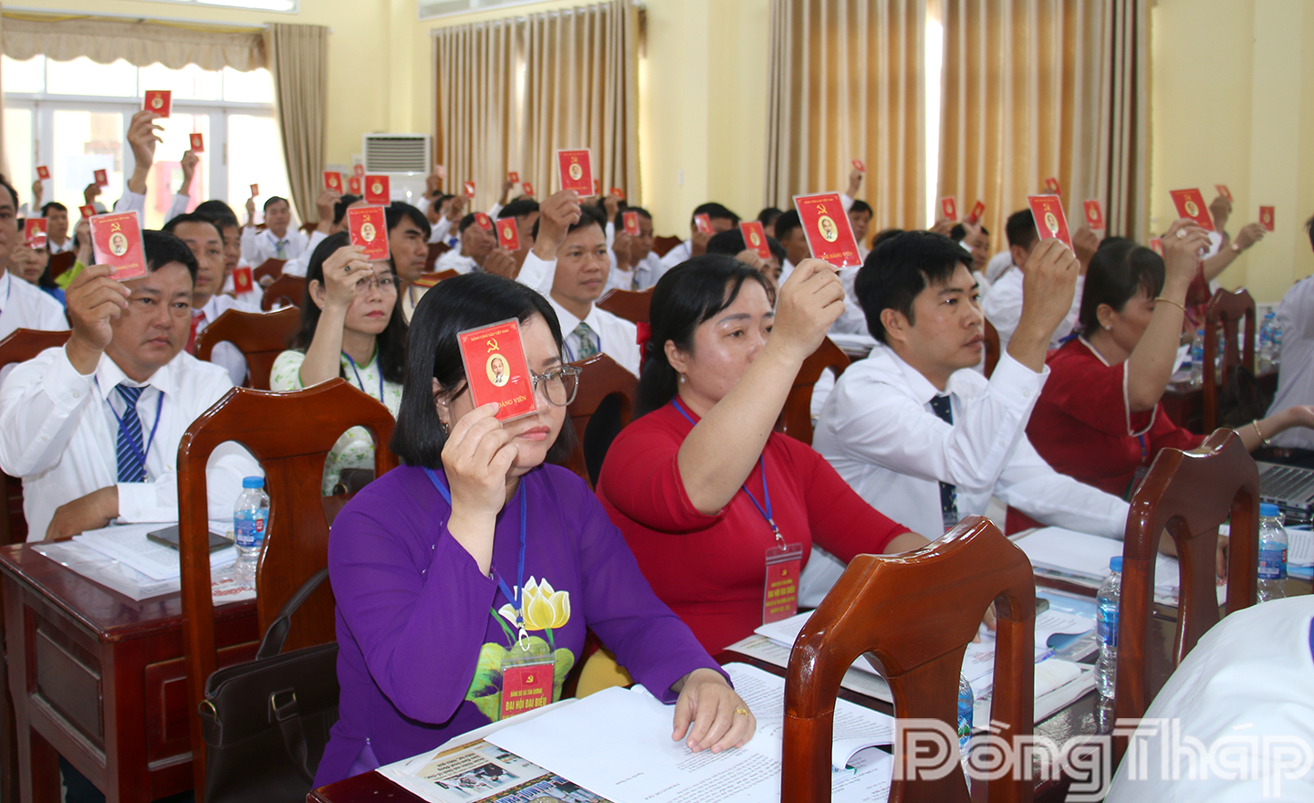 Đại biểu biểu quyết thông qua một số chỉ tiêu quan trọng tại Đại hội