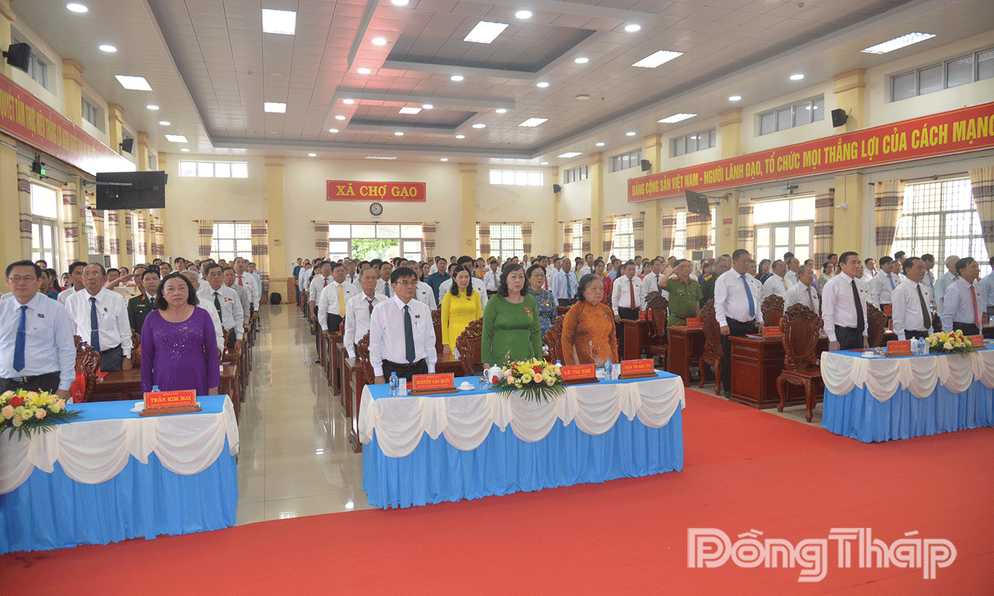 Đại biểu dự Đại hội thực hiện nghi thức chào cờ.