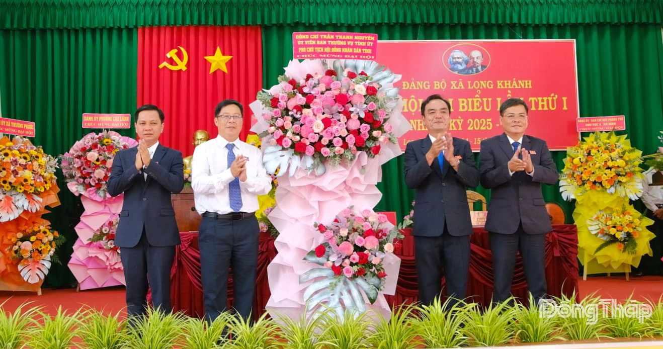 Đồng chí Trần Thanh Nguyên, Ủy viên Ban Thường vụ Tỉnh ủy, Phó Chủ tịch HĐND tỉnh Đồng Tháp (thứ 2 từ trái sang) tặng hoa chúc mừng Đại hội.