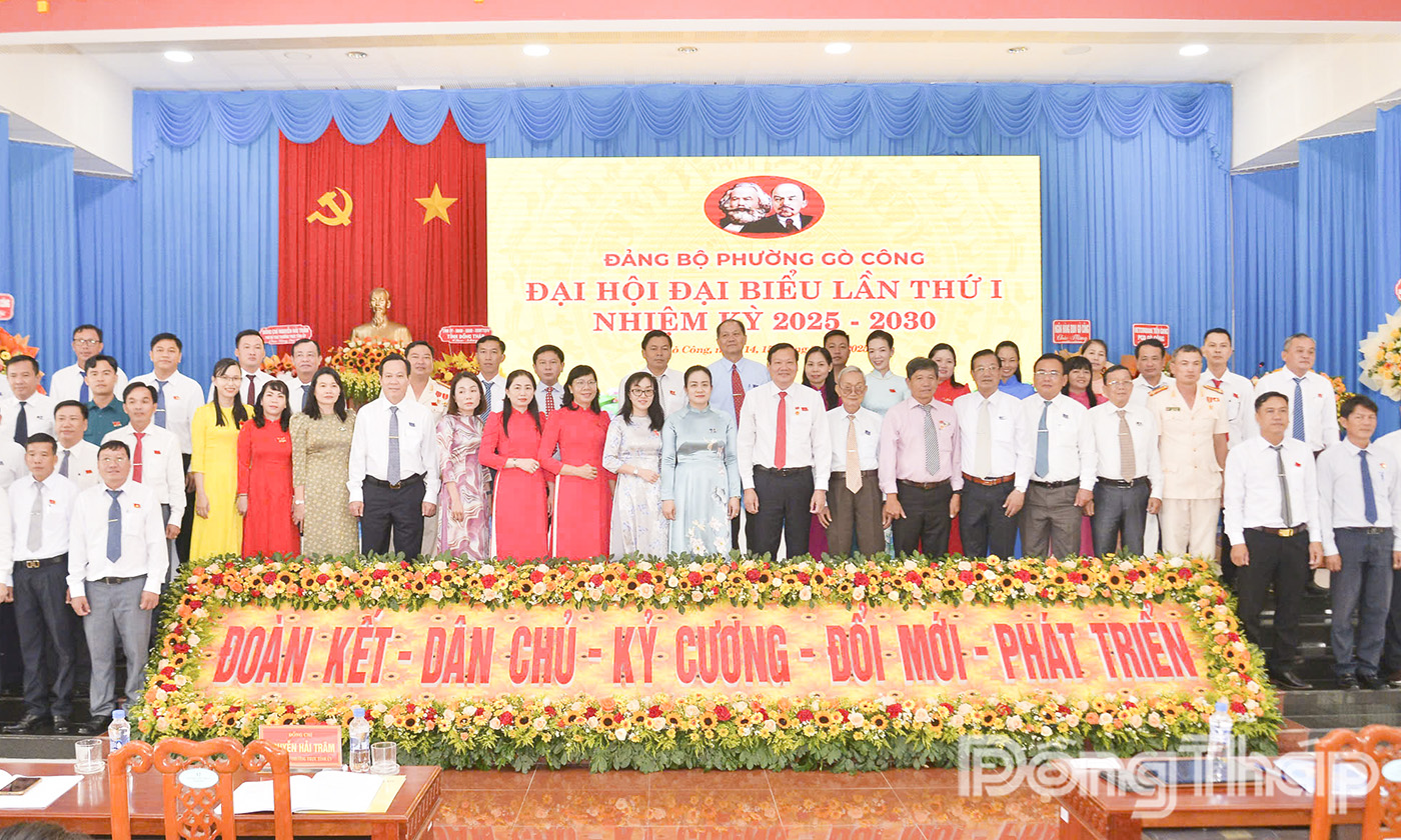 Đồng chí Nguyễn Hải Trâm, Phó Bí thư Thường trực Tỉnh ủy Đồng Tháp chụp ảnh lưu niệm cùng các đại biểu tham dự Đại hội.