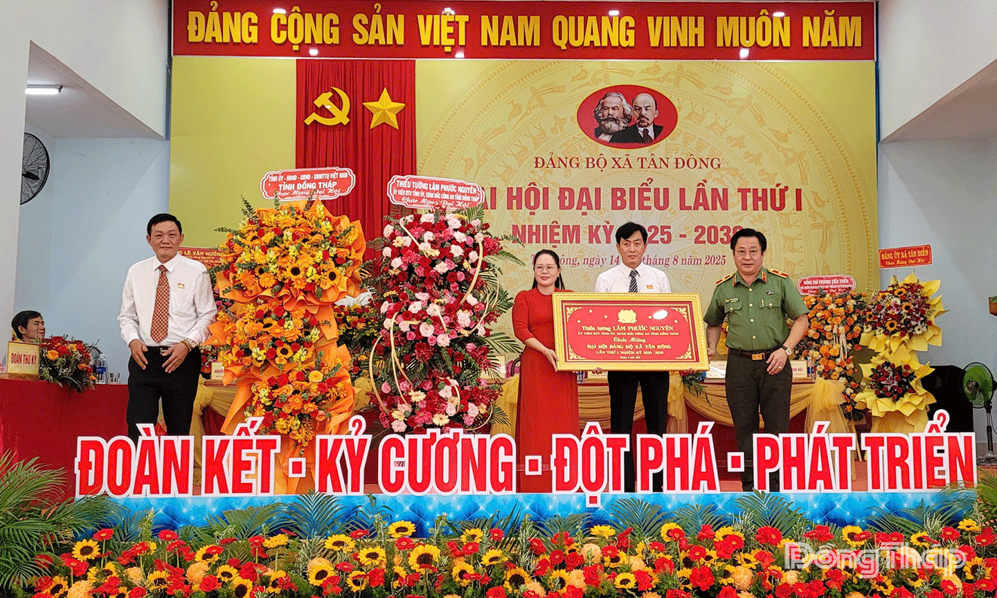 3.	Thiếu tướng Lâm Phước Nguyên - Ủy viên BTV Tỉnh ủy, Giám đốc Công an tỉnh trao lẵng hoa và bức khánh tặng Đại hội Đảng bộ xã