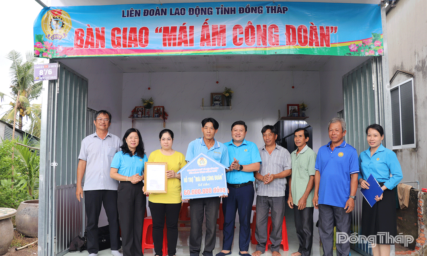 Lãnh đạo LĐLĐ Tỉnh, bộ phận Công đoàn các khu công nghiệp, CĐCS công ty TNHH Thuỷ sản Quốc Tế và chính quyền địa phương chụp ảnh lưu niệm cùng gia đình đoàn viên Thuý Kiều