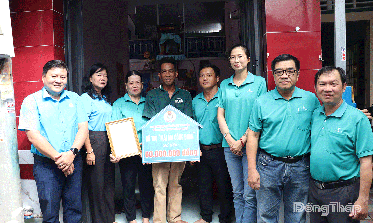 Lãnh đạo LĐLĐ Tỉnh, bộ phận Công đoàn các khu công nghiệp, CĐCS Công ty TNHH Cỏ May Sa Đéc chụp ảnh lưu niệm cùng gia đình đoàn viên Kim Phượng.
