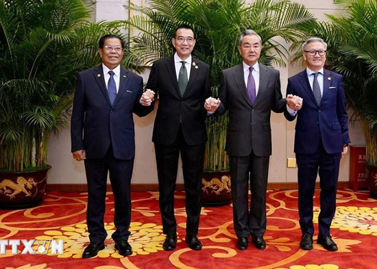 Bộ trưởng các nước có chung đường biên giới với Myanmar bắt tay. Nguồn: TTXVN