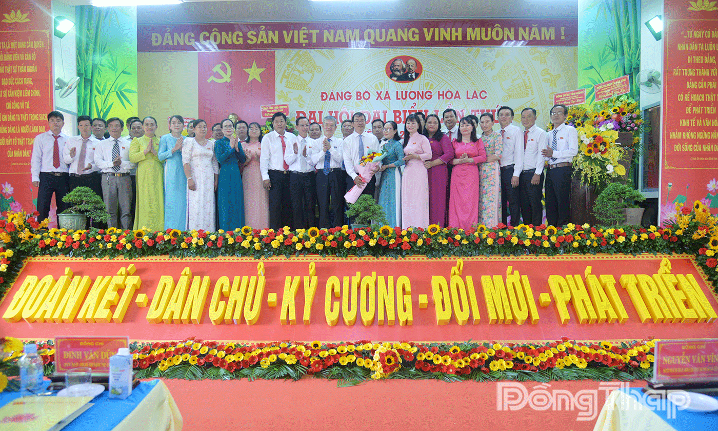 Đồng chí Đinh Văn Dũng tặng hoa chúc mừng Ban Chấp hành Đảng bộ xã Lương Hoà Lạc khoá mới.