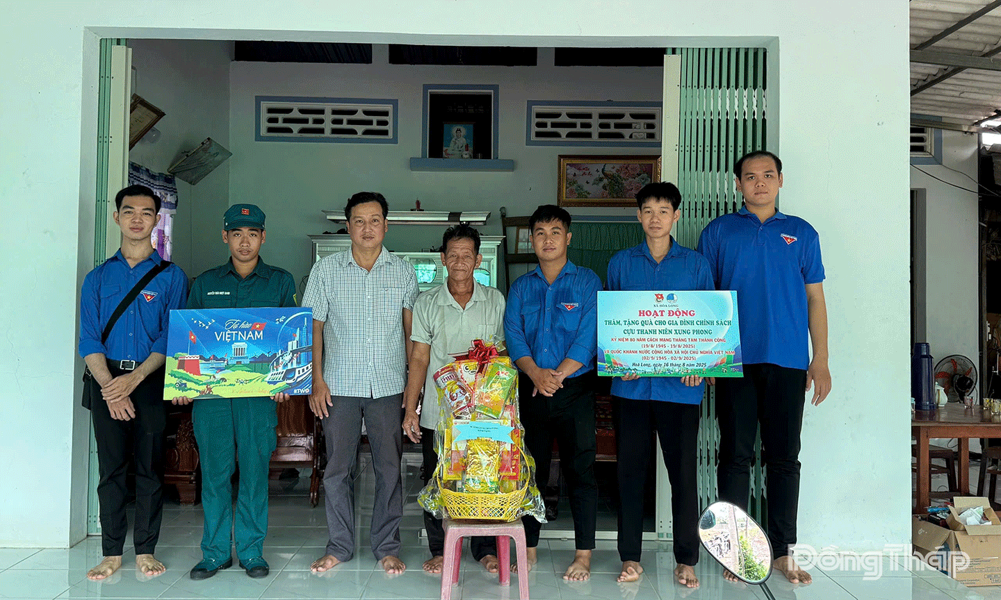 thăm, tặng quà cho gia đình chính sách