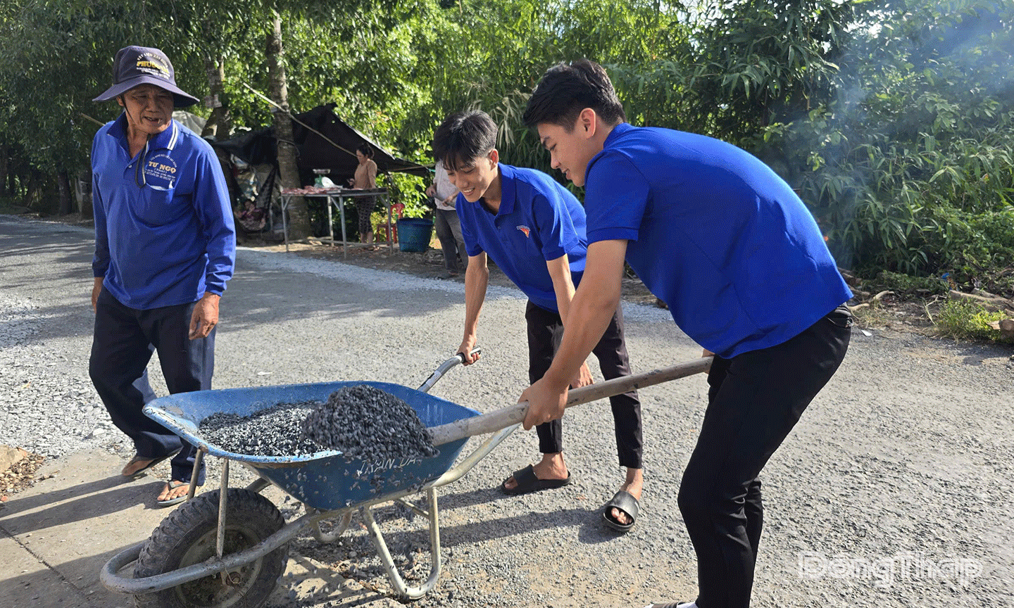 Thanh niên tham gia dặm vá đường giao thông nông thôn