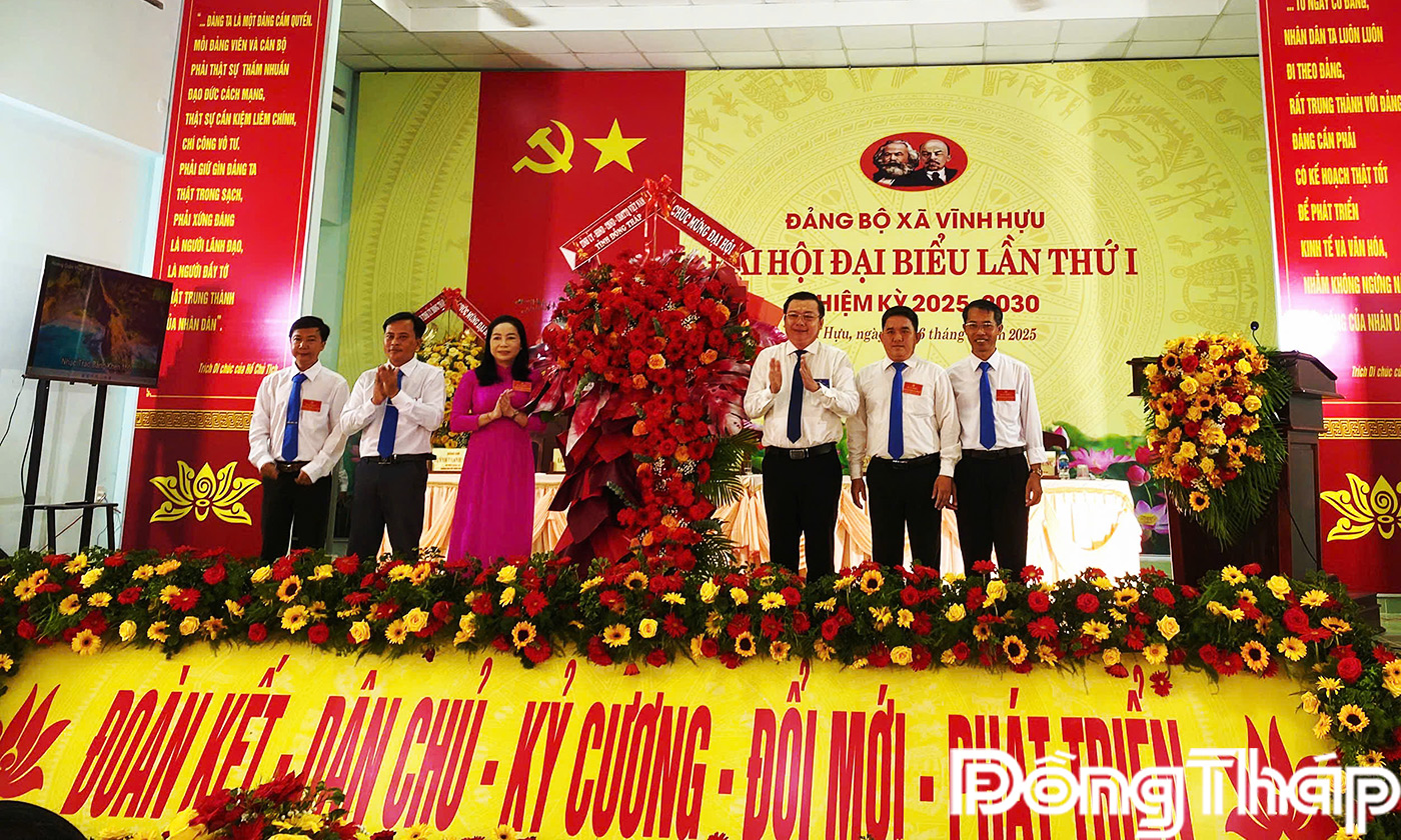Đồng chí Phan Văn Thương (thứ 3 từ trái qua) thay mặt Ban Thường vụ Tỉnh ủy Đồng Tháp tặng hoa chúc mừng Đại hội đại biểu Đảng bộ xã 