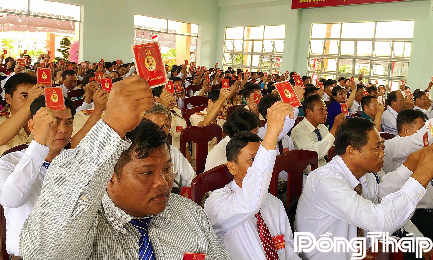 Đại biểu biểu quyết thông qua các chỉ tiêu Nghị quyết nhiệm kỳ 2025-2030