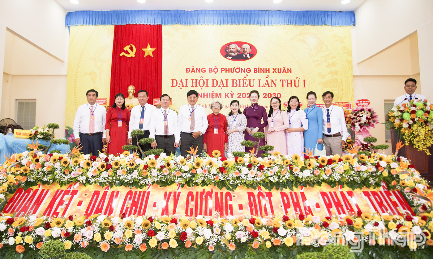 Đồng chí Châu Thị Mỹ Phương, Phó Bí thư Tỉnh ủy, Chủ tịch HĐND tỉnh và đồng chí Nguyễn Thị Uyên Trang, Tỉnh ủy viên, Giám đốc Sở Văn hóa, Thể thao và Du lịch tỉnh chụp ảnh lưu niệm với các đại biểu tham dự Đại hội.