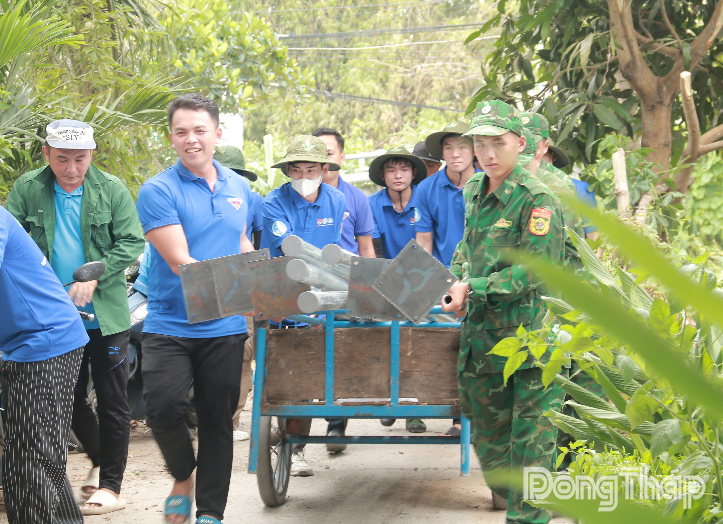 Đoàn viên Chi đoàn Đồn Biên phòng Cầu Muống phối hợp cùng Phường đoàn Thường Lạc và sinh viên “Mùa hè xanh” thực hiện công trình “Thắp sáng đường quê”.