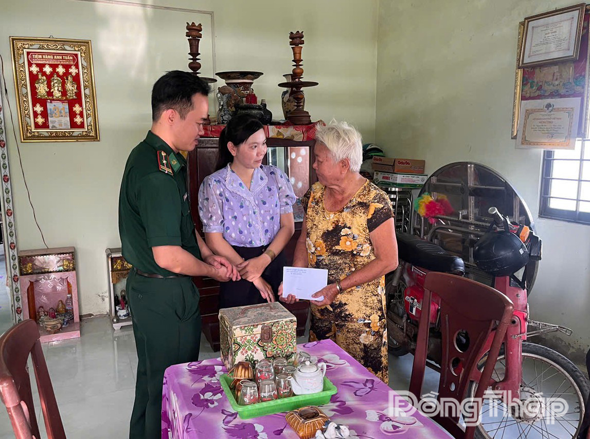 Chi đoàn Đồn Biên phòng Tân Thành phối hợp cùng địa phương thăm, tặng quà gia đình chính sách trên địa bàn đơn vị quản lý.