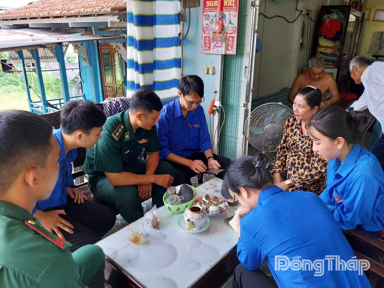 Chi đoàn Đồn Biên phòng Bình Thạnh phối hợp cùng tổ chức đoàn địa phương hướng dẫn người dân thực hiện Phong trào “Bình dân học vụ số”.