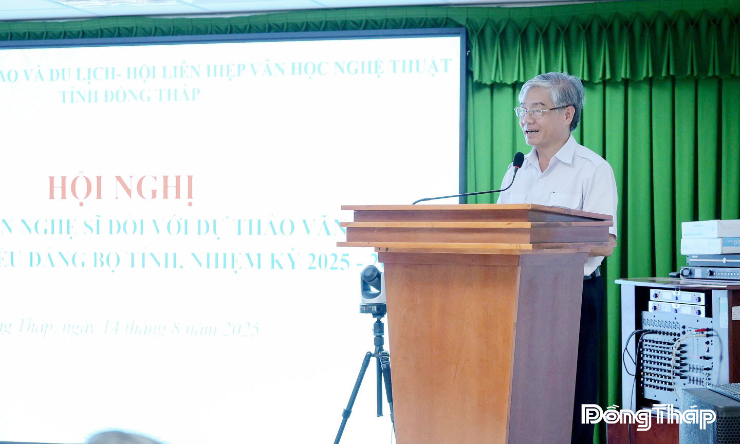 Nhà thơ Lê Ngọc Châu phát biểu đóng góp.
