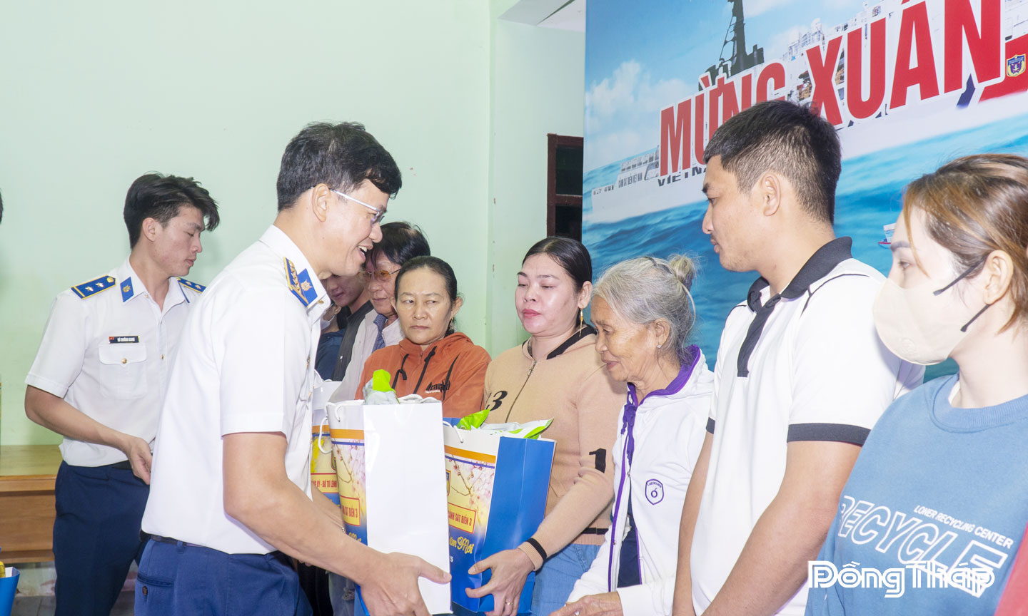 Đại tá Cao Xuân Quận, Phó Chính ủy Vùng CSB 3 tặng quà Tết động viên Nhân dân, gia đình chính sách có hoàn cảnh khó khăn của huyện đảo Phú Quý.