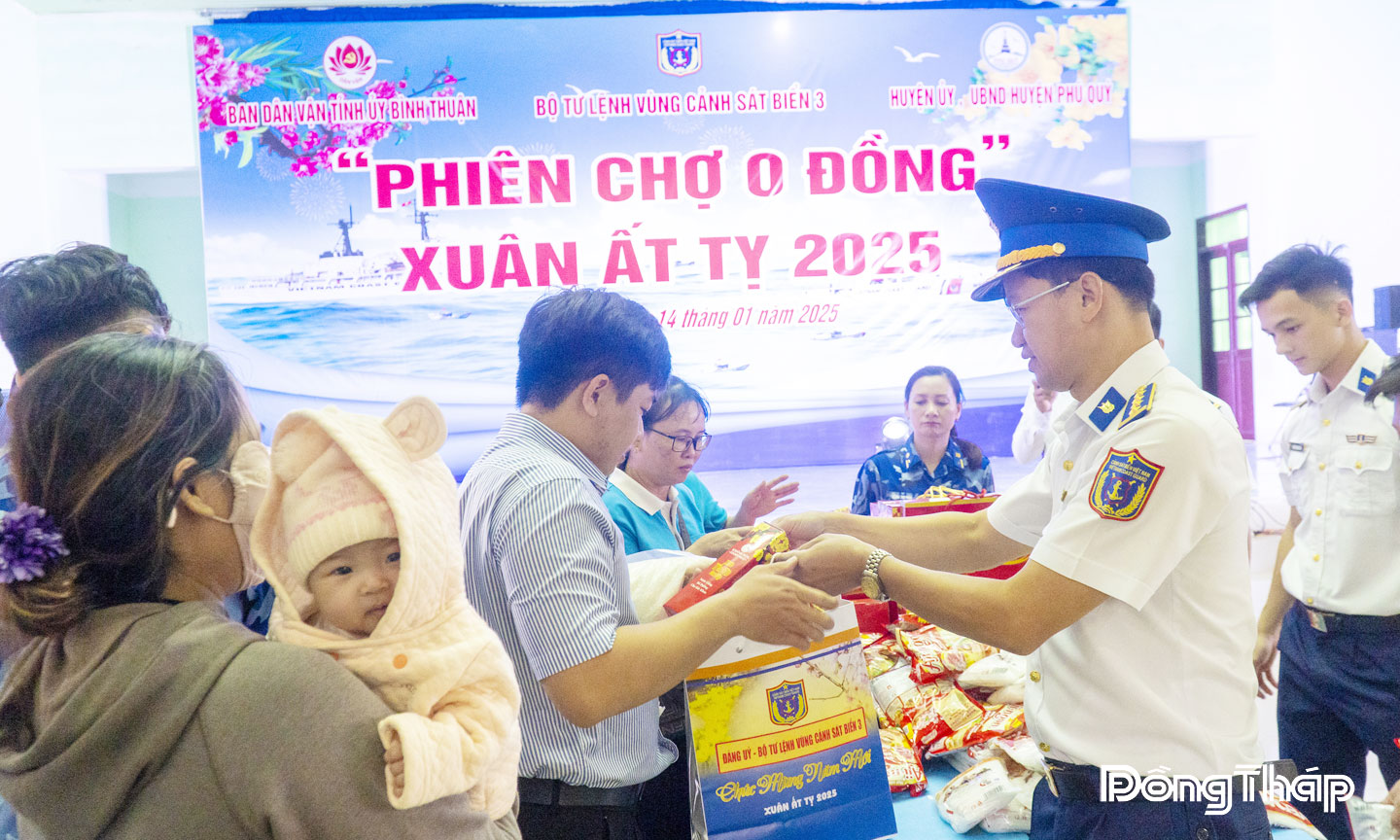 Bà con Nhân dân Đặc khu  Phú Quý, tỉnh Lâm Đồng tham gia và nhận quà Tết từ chương trình Phiên chợ 0 đồng.
