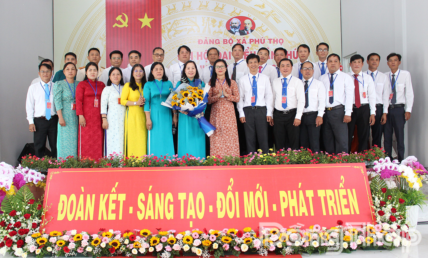 Đồng chí Nguyễn Thị Kim Tuyến, Ủy viên Ban Thường vụ Tỉnh ủy, Trưởng Ban Tuyên giáo và Dân vận Tỉnh ủy tặng hoa chúc mừng Ban Chấp hành Đảng bộ xã Phú Thọ.