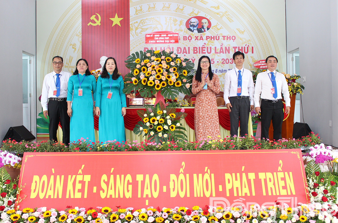 Đồng chí Nguyễn Thị Kim Tuyến, Ủy viên Ban Thường vụ Tỉnh ủy, Trưởng Ban Tuyên giáo và Dân vận Tỉnh ủy Đồng Tháp tặng hoa chúc Đại hội.