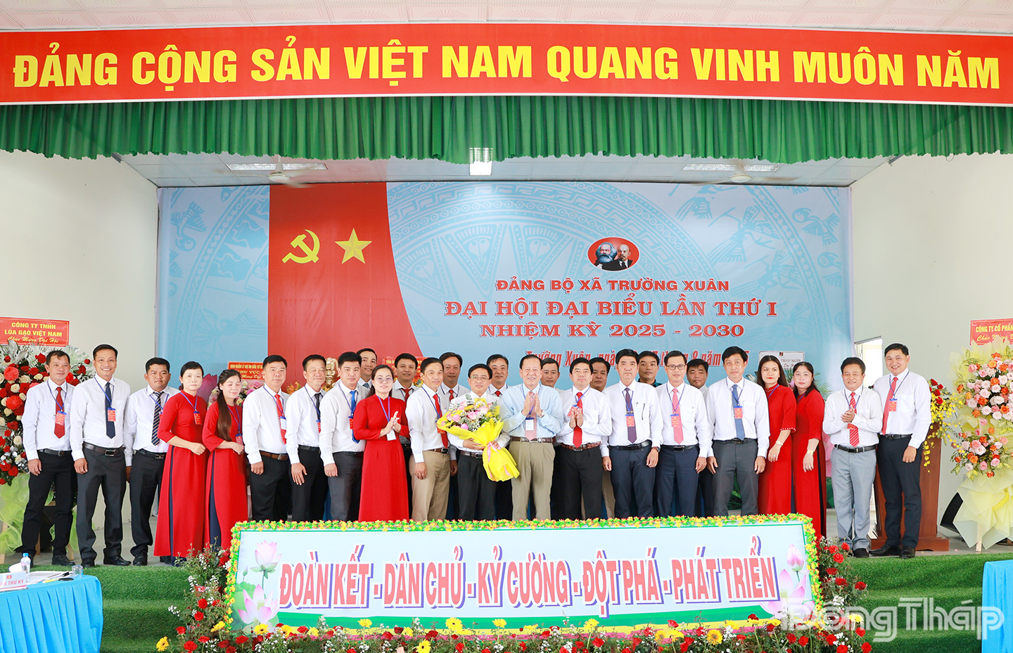 Đồng chí Phan Văn Hợp, Ủy viên Ban Thường vụ Tỉnh ủy, Chủ nhiệm Ủy ban Kiểm tra Tỉnh ủy tặng hoa chúc mừng Ban Chấp hành Đảng bộ xã Trường Xuân nhiệm kỳ 2025 - 2030 
