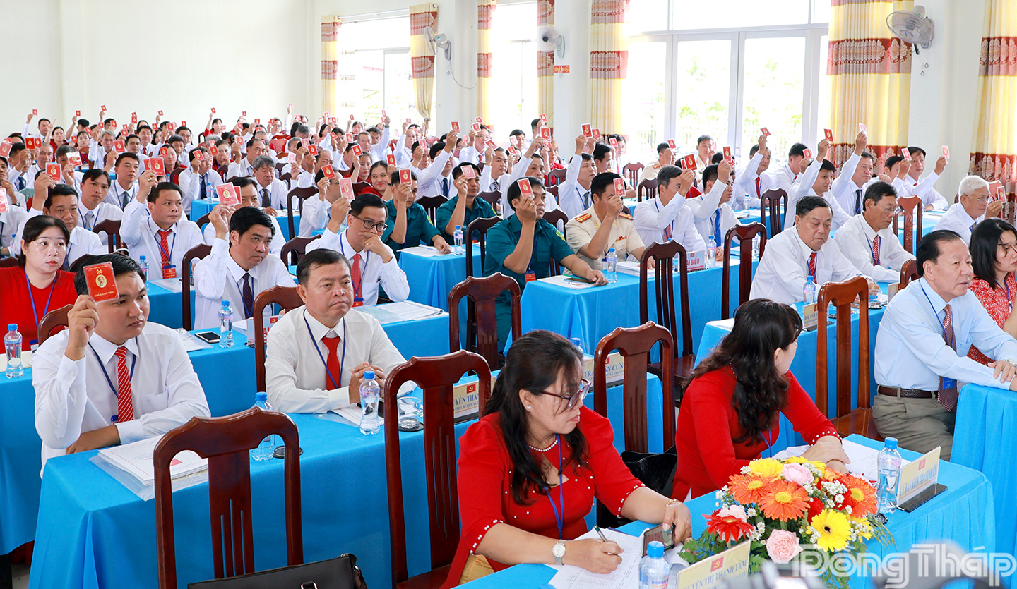 Đại biểu biểu quyết thông qua các chỉ tiêu chủ yếu thực hiện trong nhiệm kỳ 2025 - 2030