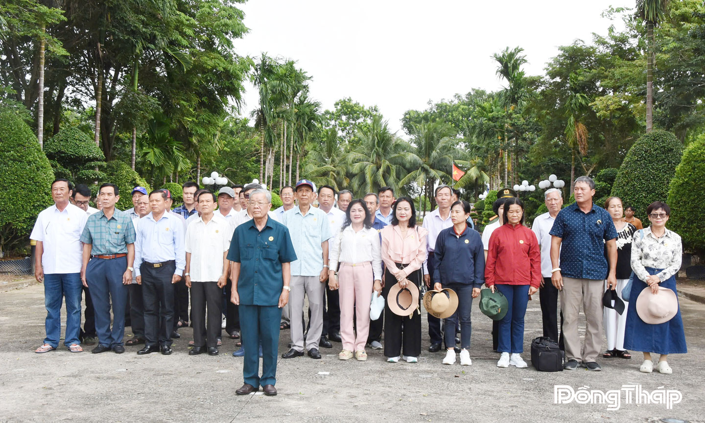 Đoàn Cựu CAND tỉnh Đồng Tháp về nguồn, thăm Khu di tích lịch sử Ban An ninh Khu IX tại xã U Minh Thượng, tỉnh An Giang. Ảnh: Tường Duy.