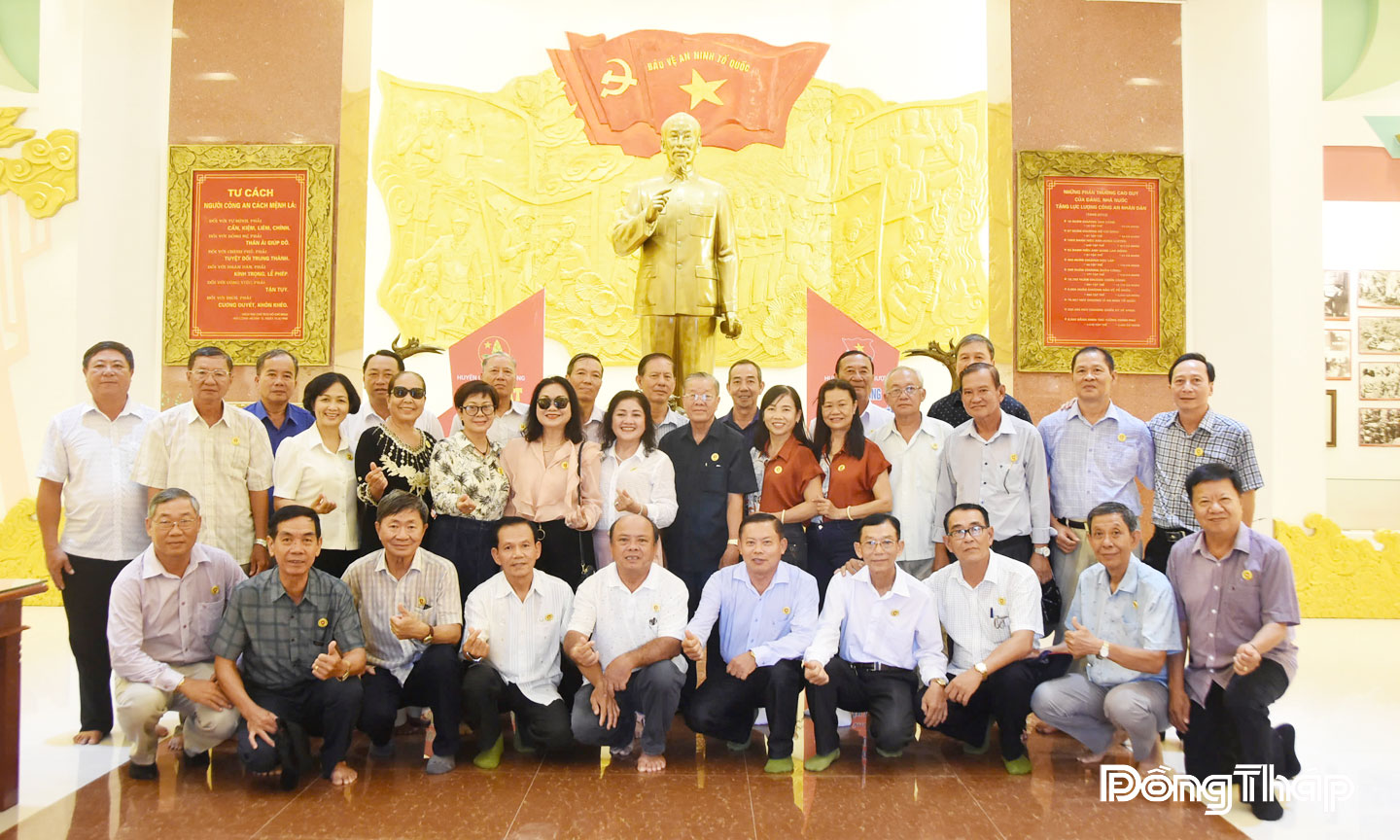 Đoàn Cựu CAND tỉnh Đồng Tháp tham quan Bảo tàng CAND tại Khu Di tích lịch sử Ban An ninh Khu IX tại xã U Minh Thượng, tỉnh An Giang. Ảnh: Duy Phương.