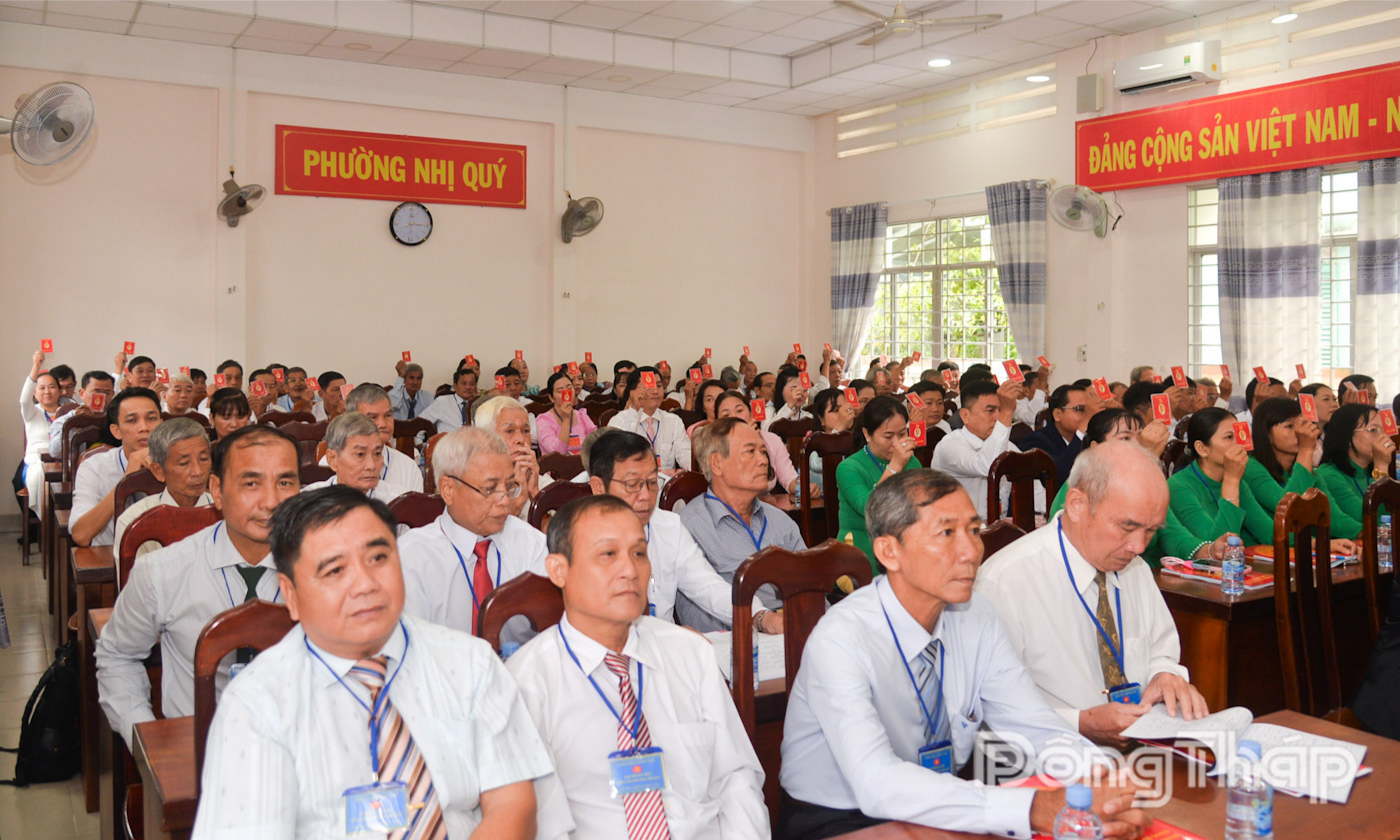 Đại biểu biểu quyết thông qua dự thảo Nghị quyết. 
