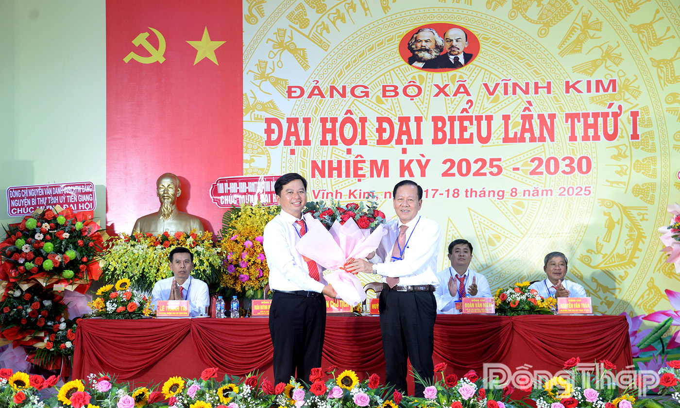 Đồng chí Phan Văn Hợp (bên phải), Ủy viên Ban Thường vụ Tỉnh ủy, Chủ nhiệm Ủy ban Kiểm tra Tỉnh ủy  tặng hoa chúc mừng Đại hội.