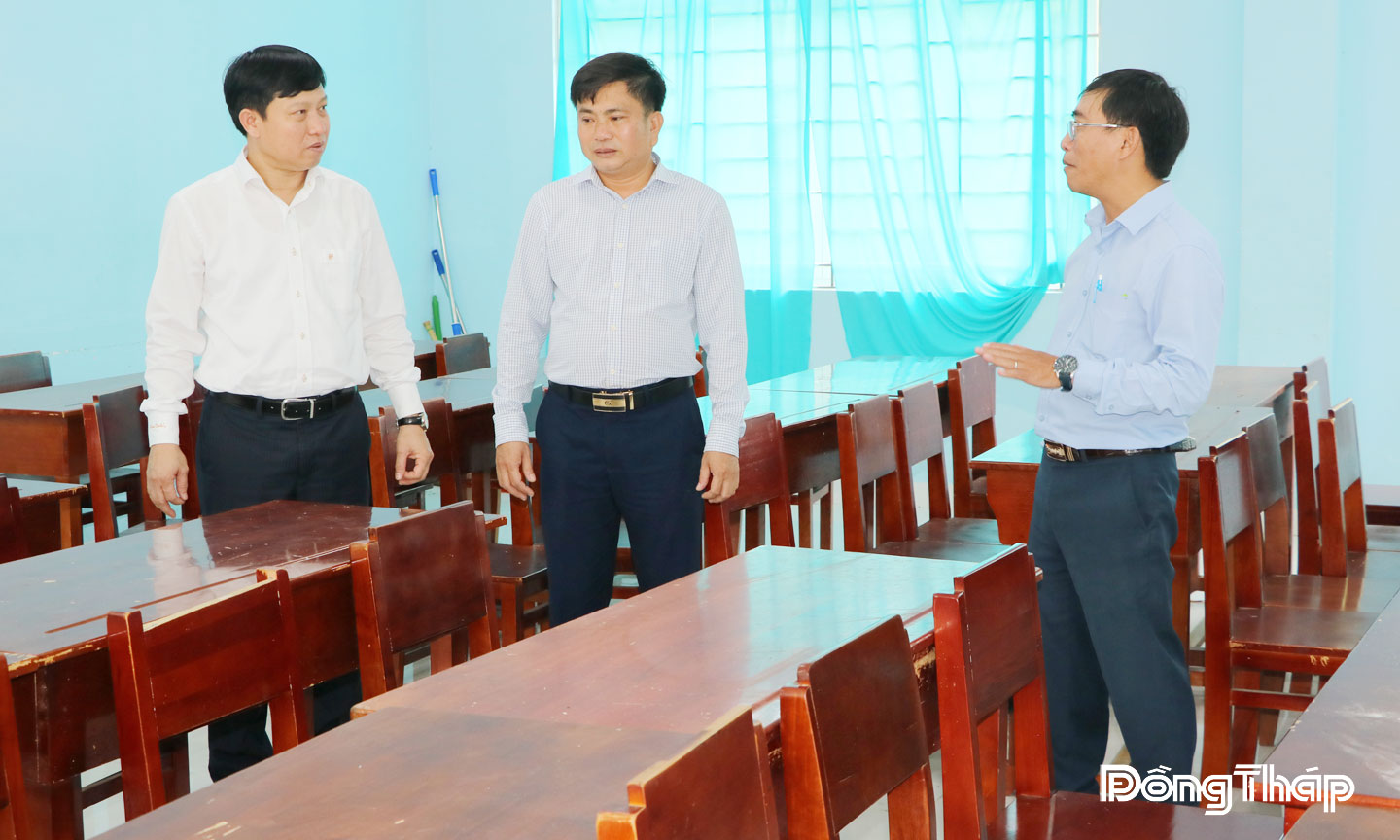 Tiến sĩ Lê Quang Trí, Giám đốc Sở Giáo dục và Đào tạo (bìa trái) kiểm tra công tác chuẩn bị cơ sở vật chất phục vụ năm học mới tại Trường Trung học phổ thông Hồng Ngự 3
