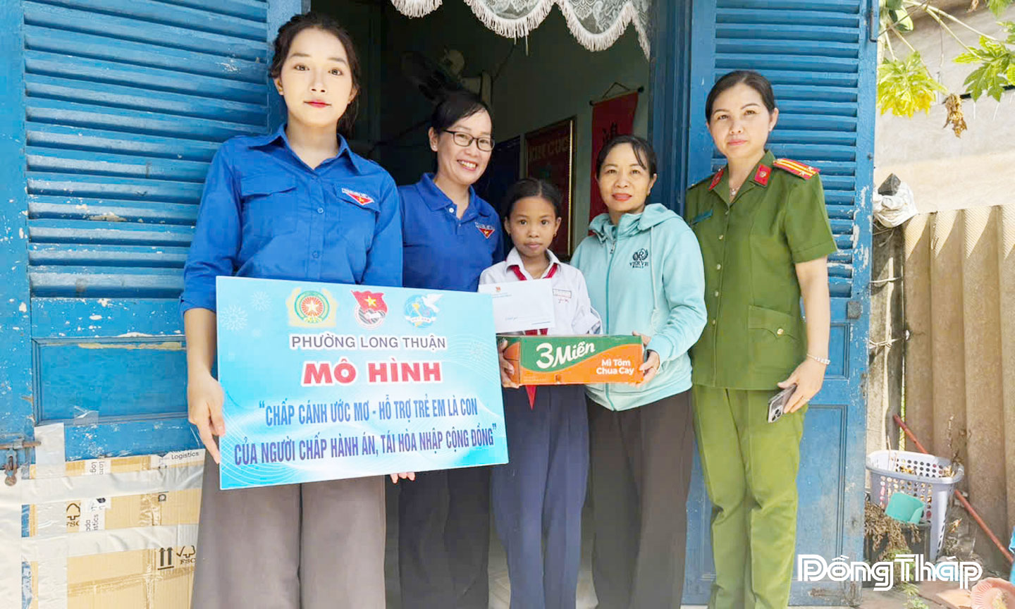 Đoàn Thanh niên, Hội Phụ nữ và Công an phường Long Thuận tặng quà cho trẻ em trong mô hình “Chấp cánh ước mơ - hỗ trợ trẻ em là con của người chấp hành án tái hòa nhập cộng đồng”.                                                        Ảnh: Thanh Phong