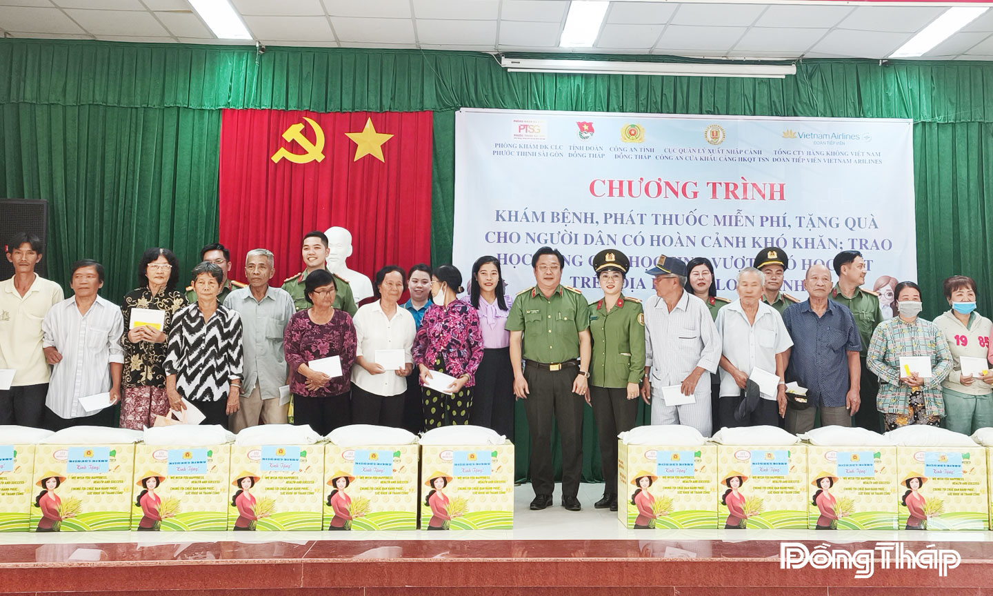 Thiếu tướng Lâm Phước Nguyên, Ủy viên Ban Thường vụ Tỉnh ủy, Giám đốc Công an tỉnh Đồng Tháp tham gia cùng Đoàn tặng quà gia đình chính sách ở xã Long Bình.                                                                                                                                                                                                                                                                                           Ảnh: Tấn Đạt